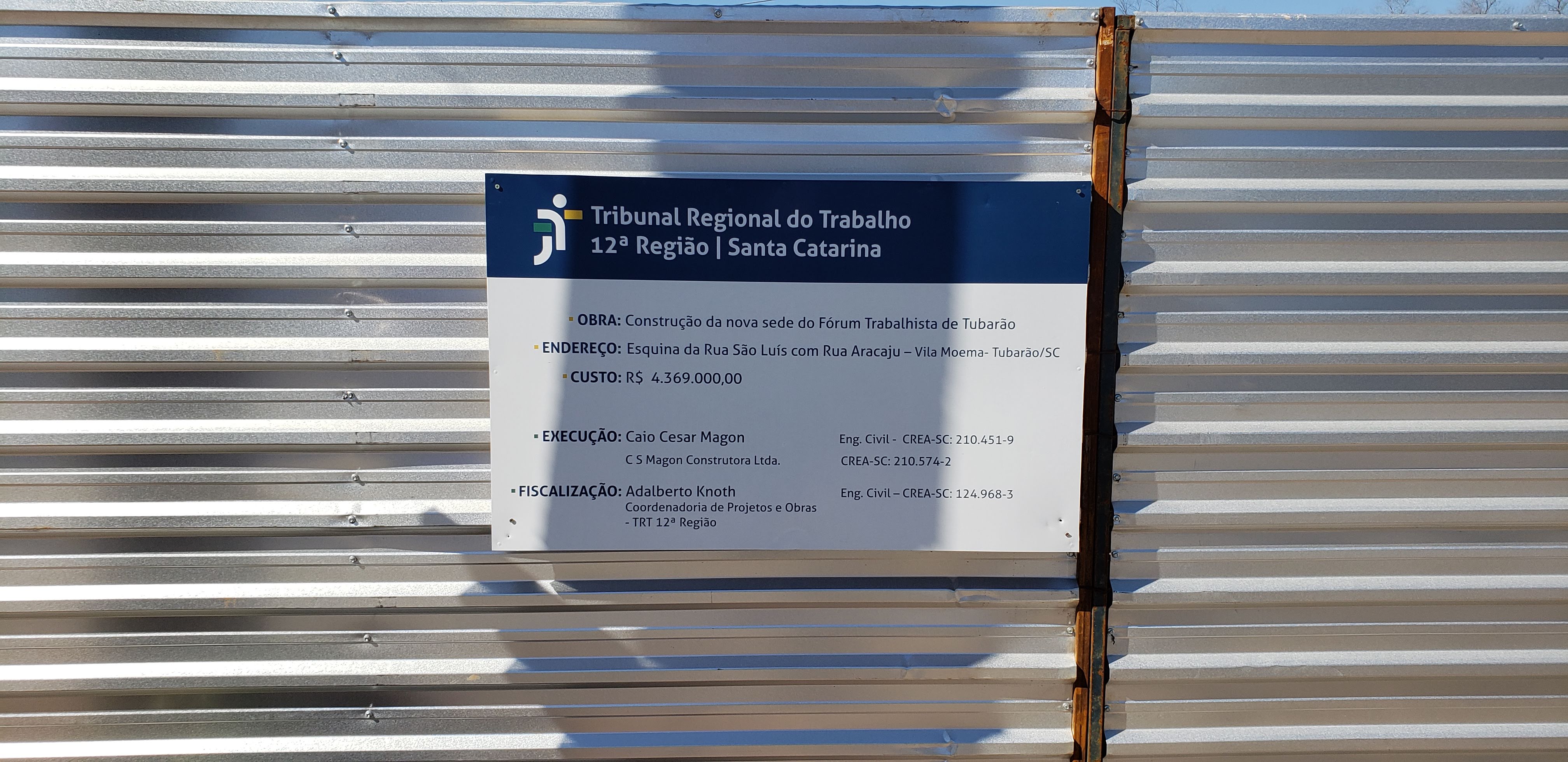 Placa da obra com informações da execução e fiscalização