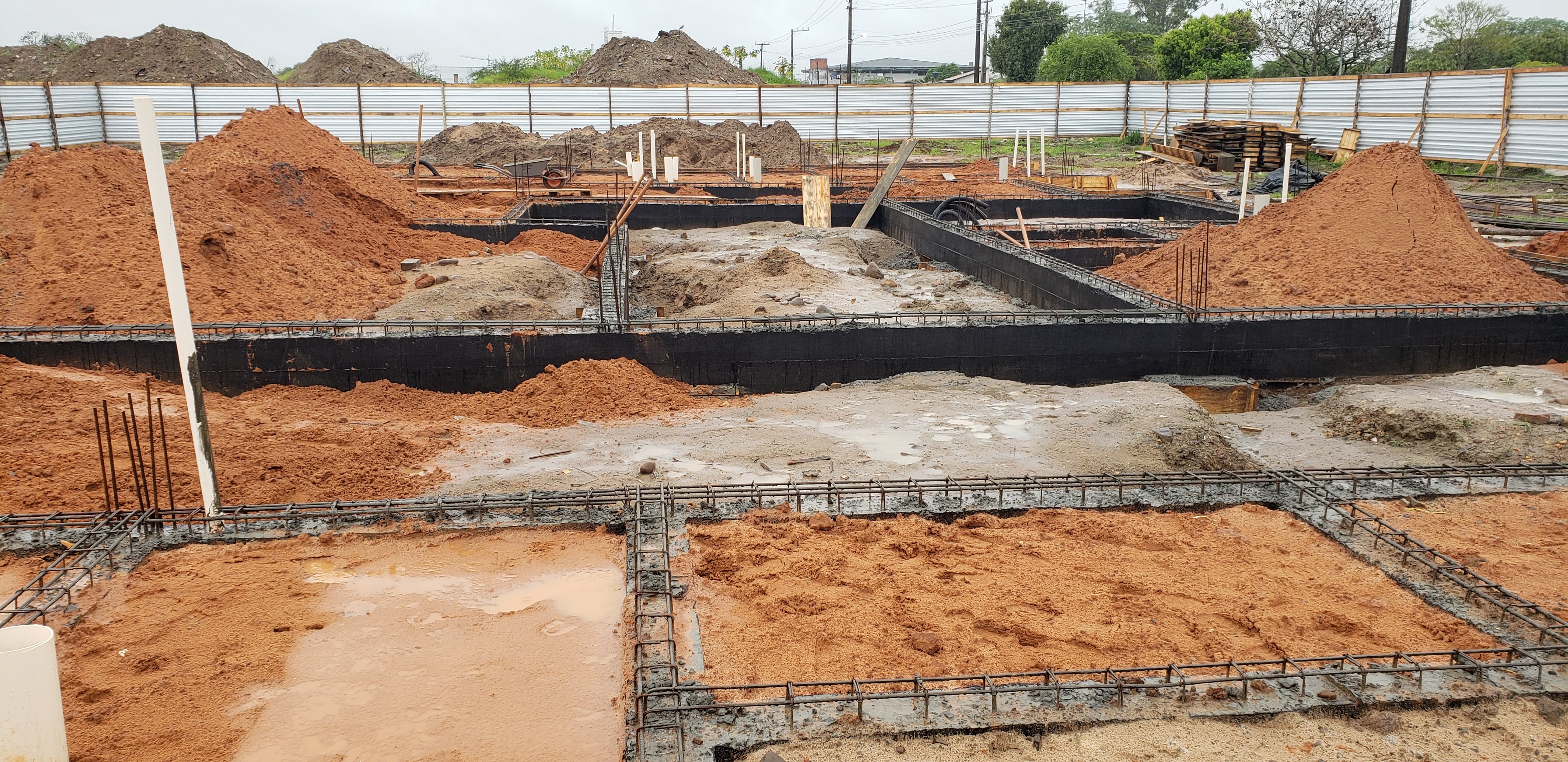 Foto - vista da obra com aterro executado após concretagem das vigas