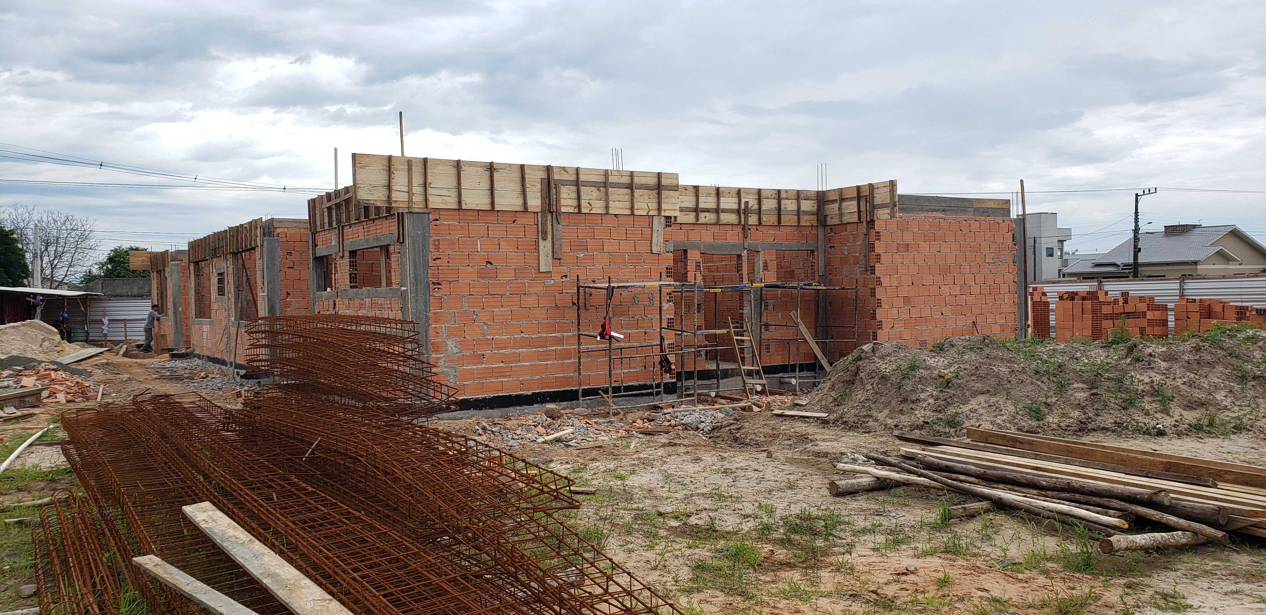 Vista geral da obra com alvenaria em tijolos cerâmicos sendo executada