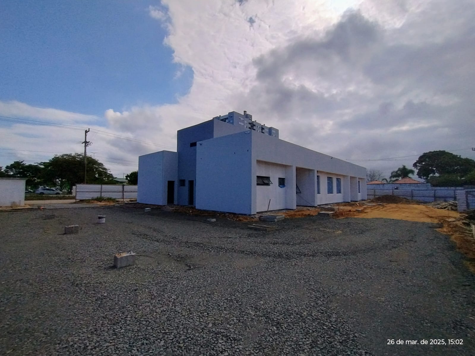 Foto - Vista geral da obra - fachadas frente e lateral esquerda