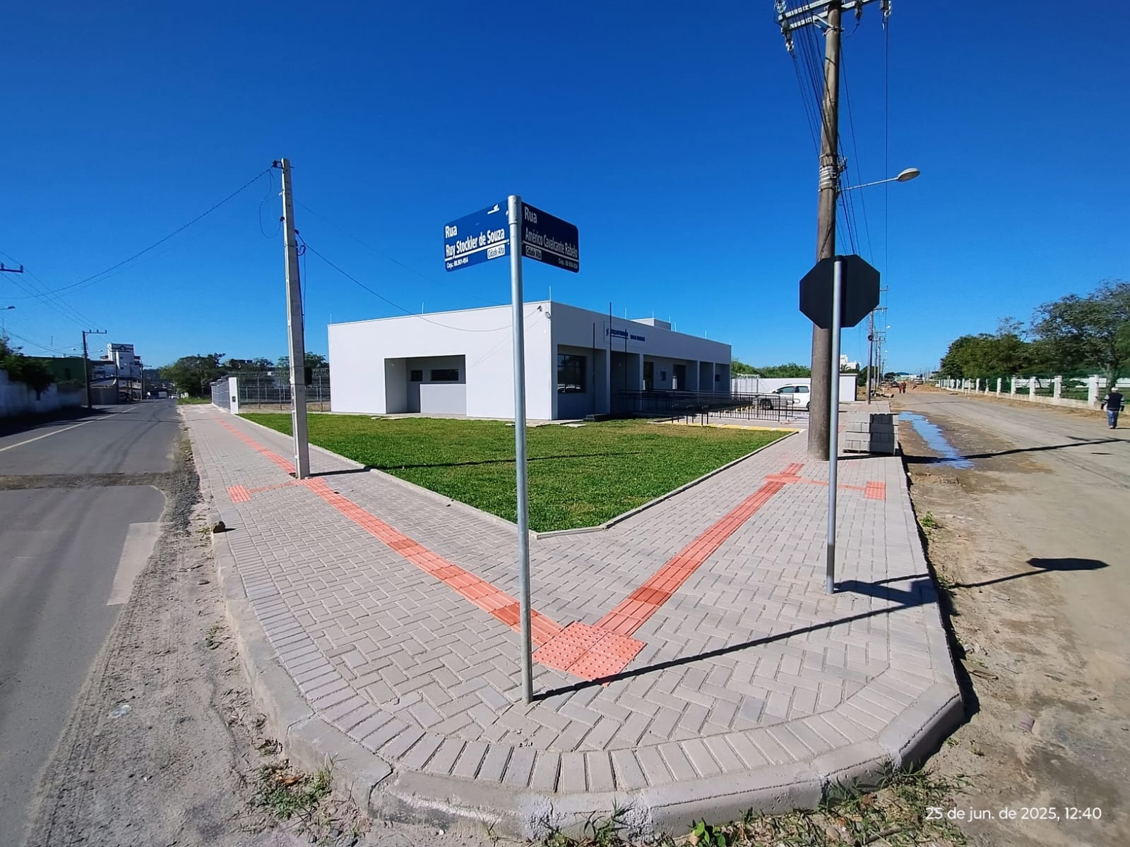 Vista geral esquina do prédio, incluindo calçada em piso de placas de concreto