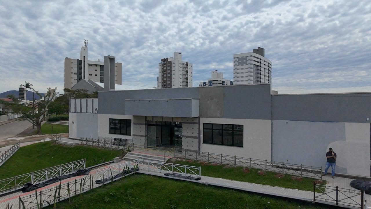 Foto - Vista - fachada da frente do prédio