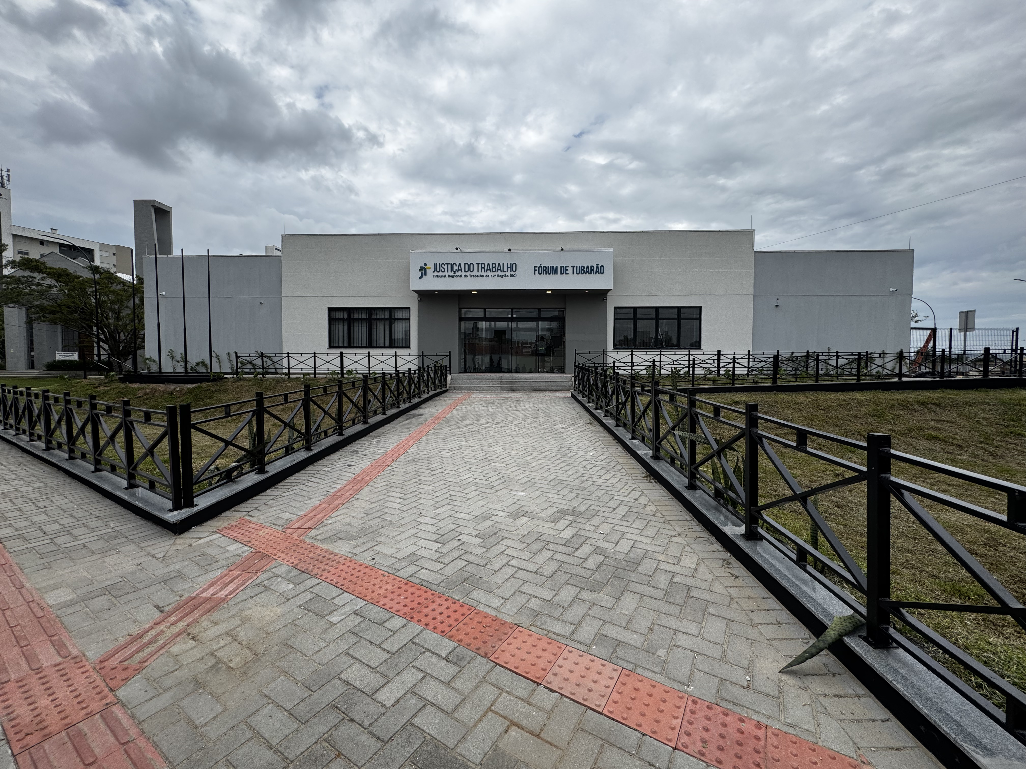 Foto - Fachada principal entrada do prédio concluída