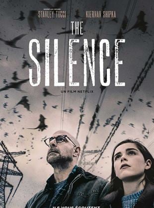 Para todos verem: Texto: "Stanley Tucci. Kiernan Shipka. The Silence. Un film Netflix". Ilustração: Banner em que há um homem e uma jovem olhando para o céu. O homem está usando óculos. Ao fundo há rede e fios de energia elétrica. O céu possui tons de preto e cinza e animais pretos voando. 