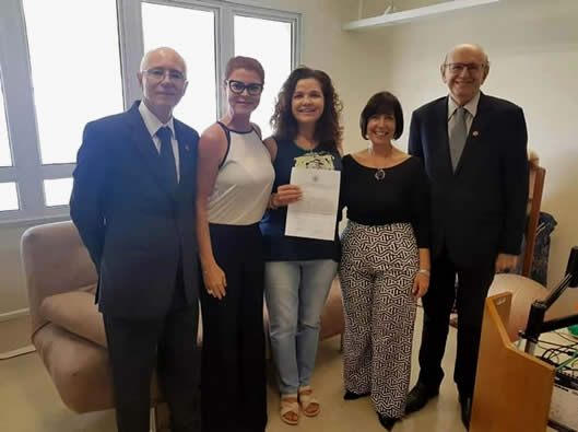 juíza Ângela Konrath mostra documento que a indicou a Academia Catarinense de Letras Jurídicas