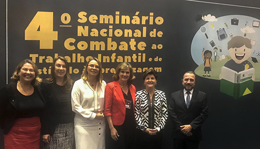 Membros da Justiça do Trabalho participaram do evento. A partir da direita, desembargador Roberto Basilone, ministra Maria Calsing, desembargadora Lourdes Leiria, ministra Kátia Arruda, desembargadora Teresa Cotosky e juíza Desirrée Bollmann