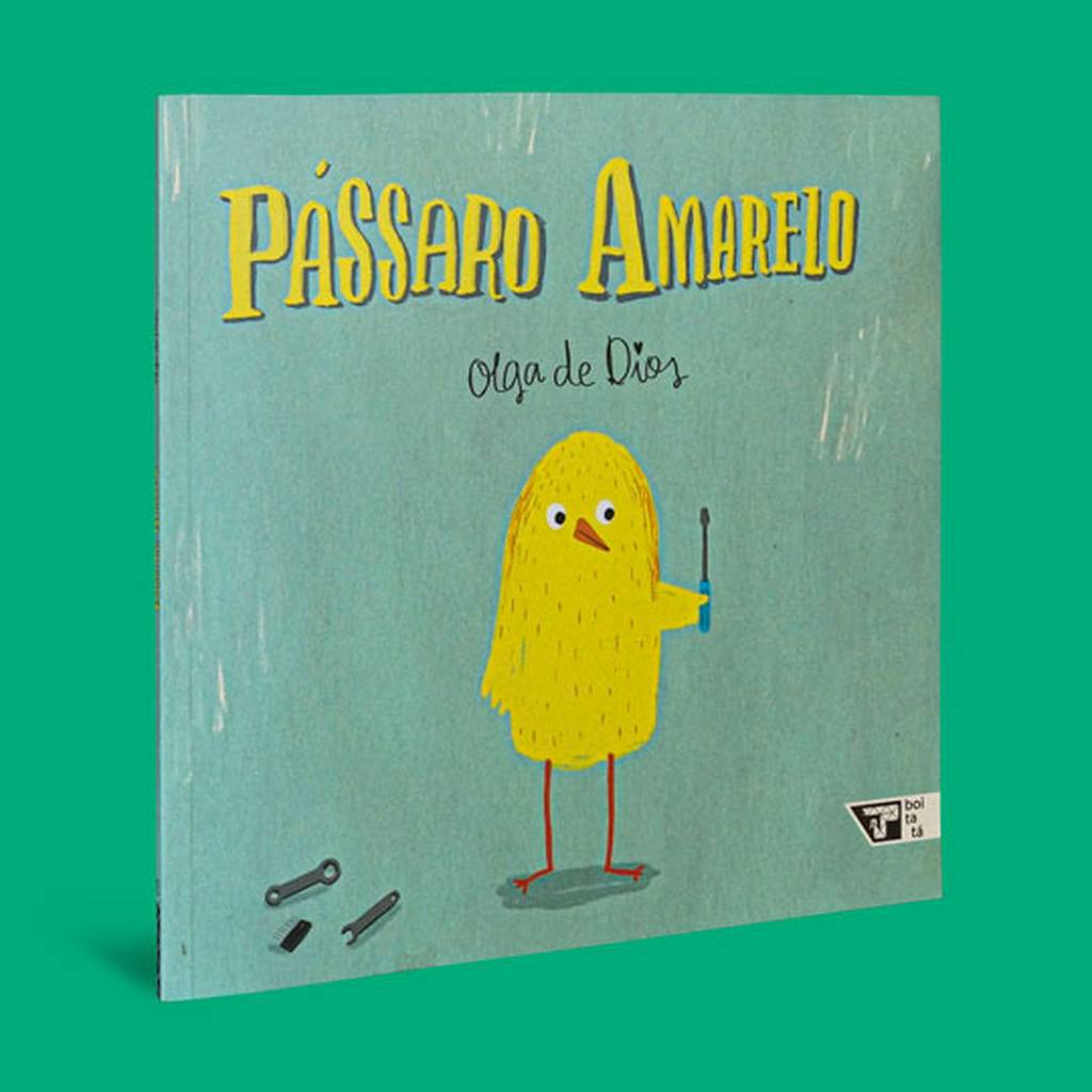 Para todos verem: Texto: “Pássaro Amarelo. Olga de Dios”. Ilustração: Capa do livro azul em que há o desenho de um pássaro amarelo segurando uma ferramenta. Há outras ferramentas no chão no seu lado esquerdo.