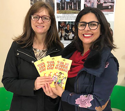 Na foto, juíza Julieta Malfussi e a assistente pedagógica Maria Edite Brehmer segurando o Guia do Jovem Aprendi