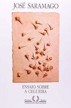 Para todos verem: Texto: "José Saramago. Ensaio Sobre a Cegueira. Prêmio Nobel. Companhia Das Letras". Ilustração: Capa do livro branca com uma ilustração em tons de laranja.