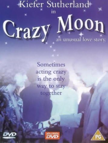 Para todos verem: Texto: "Kiefer Sutherland in Crazy Moon an unusual love story. Sometimes acting crazy is the only way to stay together. DVd Video. Hollywood DVD". Ilustração: Banner em tons de lilás e azul em que na parte superior há estrelas. Na parte inferior há uma mulher e um homem de frente um para o outro e segurando as mãos. Ao fundo há pessoas.