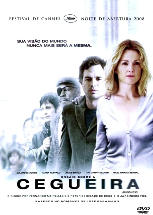 Para todos verem: Texto: "Festival de Cannes. Noite de abertura 2008. Sua visão do mundo nunca mais será a mesma. Julianne Moore. Mark Ruffalo. Aline Braga. Com Danny Glover. Gael García Bernal. Ensaio Sobre a Cegueira (Blindness). Dirigido por Fernando Meirelles o diretor de Cidade de Deus e O Jardineiro Fiel. Baseado no romance de José Saramago. DVD Video". Ilustração: Banner em que há pessoas enfileiradas e um clarão branco.