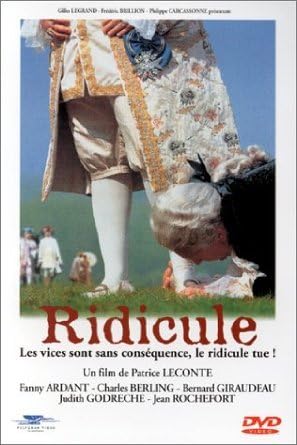 Para todos verem: Texto: "Ridicule. Les vices sont sans conséquence, le ridicule tue! Un film de Patrice Leconte. Fanny Ardant. Charles Berling. Bernard Giraudeau. Judith Godrèche. Jean Rochefort. DVD Video". Ilustração: Banner em que há um homem de pé e outro homem abaixado. O homem abaixado está se aproximando para beijar o pé do homem de pé. Ao fundo há pessoas e natureza.