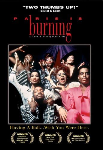 Para todos verem: Banner do filme em preto em que há sete pessoas. Ao fundo há uma cortina. Lê-se: "Two thumbs up! Siskel e Ebert. Paris Is Burning. Having A Ball... Wish You Were Here".