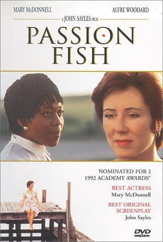 Para todos verem: Texto: "Mary McDonnell. Alfre Woodard. A John Sayles film. Passion Fish. Nominated for 2 1992 Academy Awards. Best Actress Mary McDonnell. Best Original Screenplay John Sayles. DVD Video". Ilustração: Banner em que há, no centro, duas mulheres. Na parte inferior há uma mulher sentada em um deck.