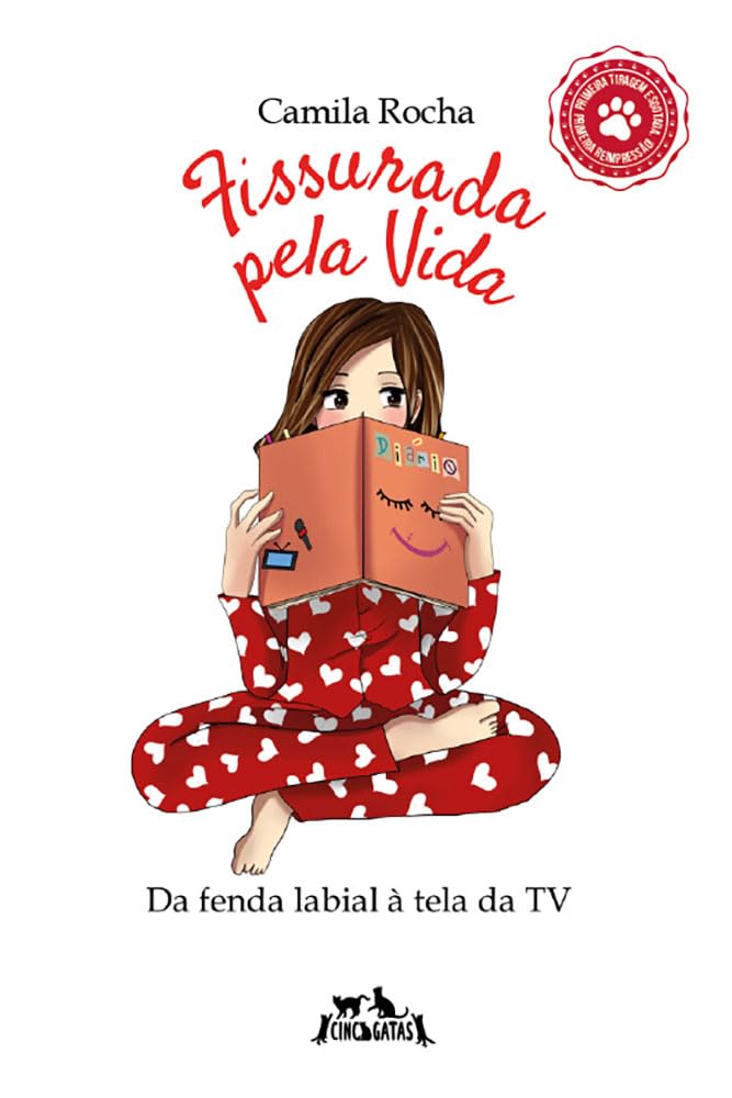 Para todos verem: Texto: “Camila Rocha. Fissurada pela Vida: Da fenda labial à tela da TV. Primeira tiragem esgotada. Primeira reimpressão. Cinco Gatas”. Ilustração: Capa do livro branca em que há a figura de uma garota segurando um diário.