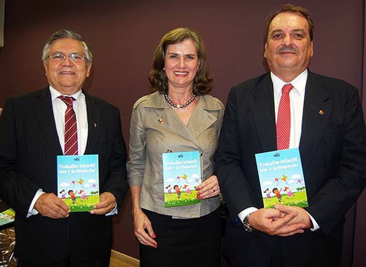 Na foto, Prof. Rodolfo Luz e desembargadores Lourdes Leiria e Gracio Petrone