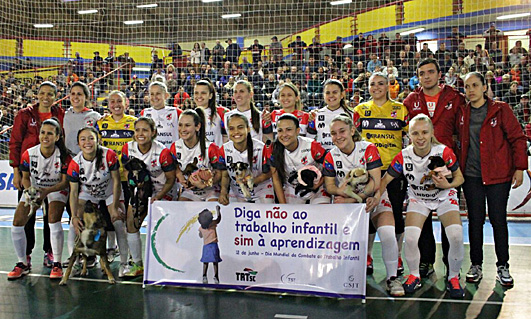 Foto do time de futsal feminino Leoas da Serra