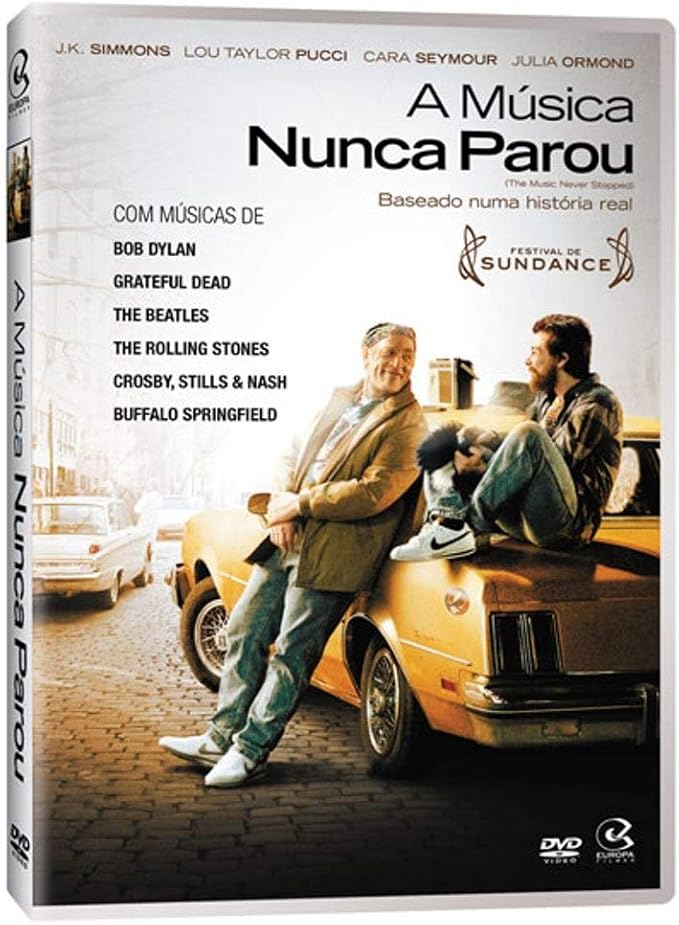 Para todos verem: Texto: "J.K. Simmons. Lou Taylor Pucci. Cara Seymour. Julia Ormond. A Música Nunca Parou. The Music Never Stopped. Baseado numa história real. Festival de Sundance. Com um músicas de Bob Dylan, Grateful Dead, The Beatles, The Rolling Stones, Crosby, Stills e Nash, Bufallo Springfield. DVD Vídeo. Europa Filmes”. Ilustração: Banner em que há dois homens e um carro amarelo. Um homem está encostado no carro e o outro homem está sentado no carro. 