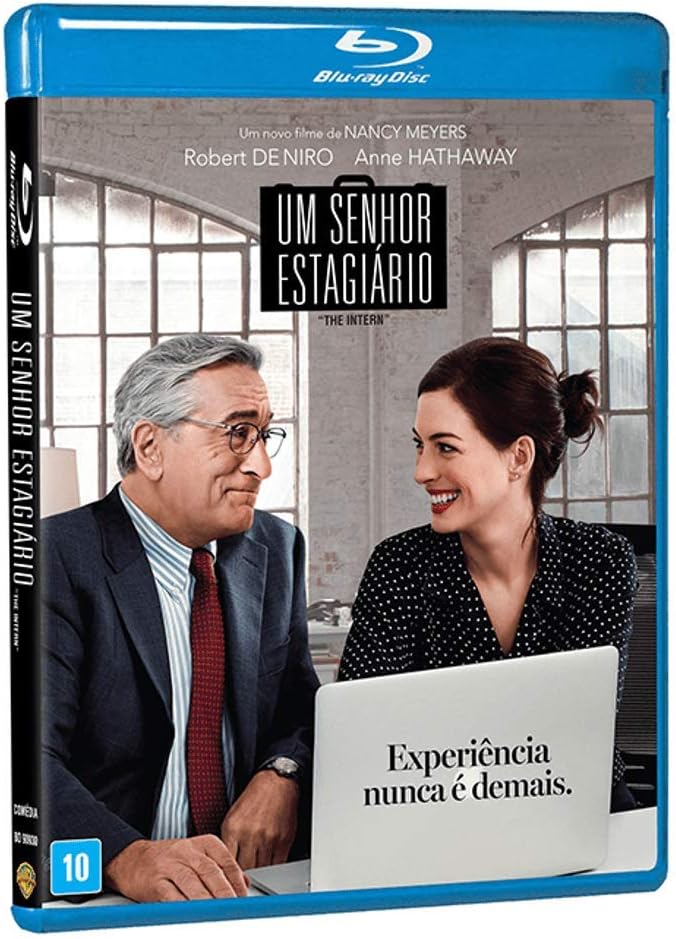 Para todos verem: Banner do filme em que há um senhor e uma mulher olhando um para o outro sentados na frente de uma mesa. Na frente deles há um notebook. Lê-se: "Blu-Ray Disc. Um novo filme de Nancy Meyers. Um Senhor Estagiário. The Intern. Experiência nunca é demais."