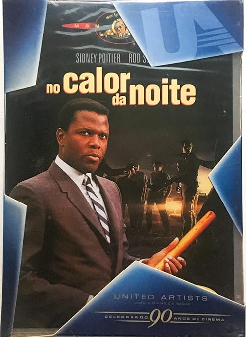 Para todos verem: Banner do filme em que há um homem de terno e gravata segurando um pedaço de pau. Ao fundo há várias pessoas. Lê-se: "MGM. Sidney Poitier. Rod. No Calor da Noite. United Artists. Uma empresa MGM. Celebrando 90 anos de cinema".