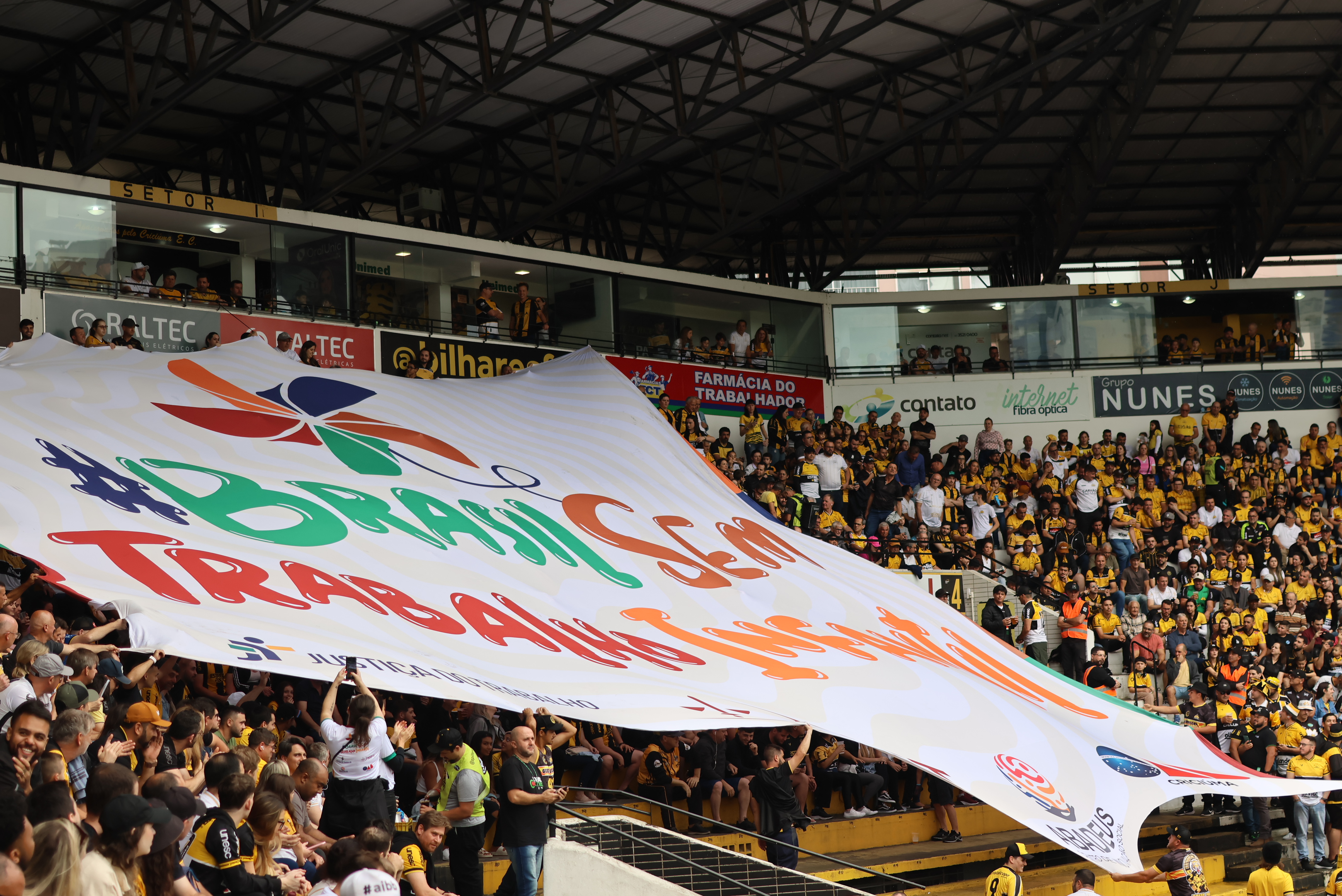 Bandeira gigante em uma arquibancada de estádio