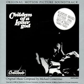 Para todos verem: Texto: "Original Motion Picture Soundtrack. Children of a Lesser god. Academy Award Winner - 1986 Best Actress Marlee Matlin. Original Music Composed by Michael Convertino". Ilustração: Banner preto com um homem e uma mulher se olhando.