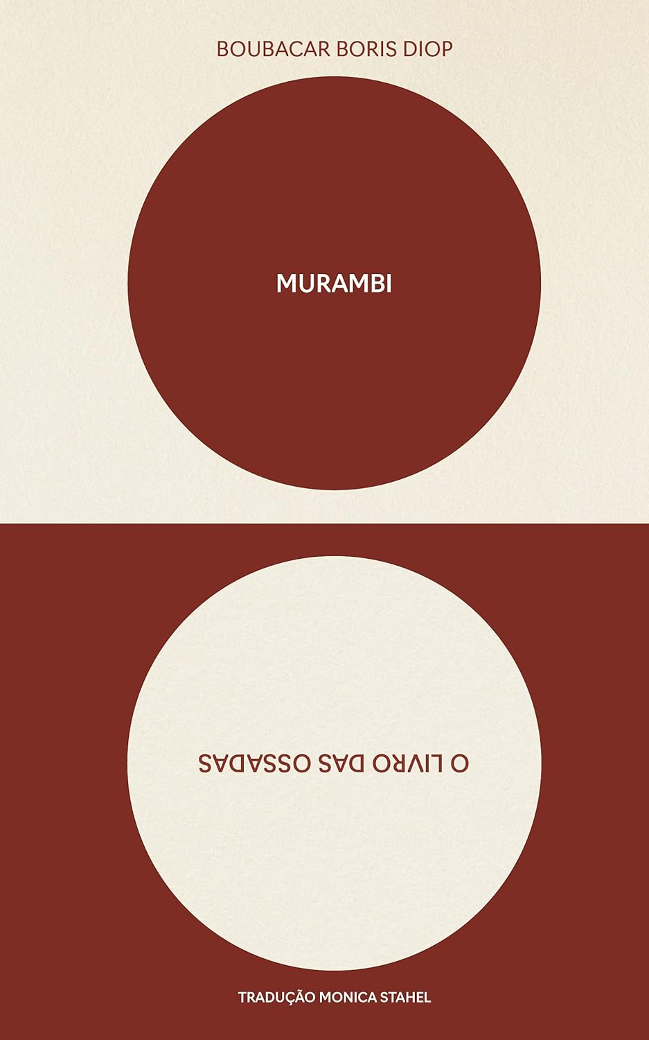 Para todos verem: Capa do livro que a parte superior é branca e possui um círculo marrom onde se lê "Murambi". A parte inferior do livro é marrom e possui um círculo branco onde se lê "O Livro das Ossadas". Lê-se, ainda, na capa: "Boubacar Boris Diop. Tradução Monica Stahel".