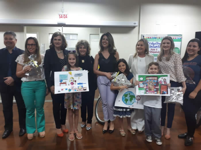 Na foto, desembargadora Maria de Lourdes Leiria, o juiz Hélio Henrique Garcia Romero, crianças e seus familiares durante cerimônia de premiação