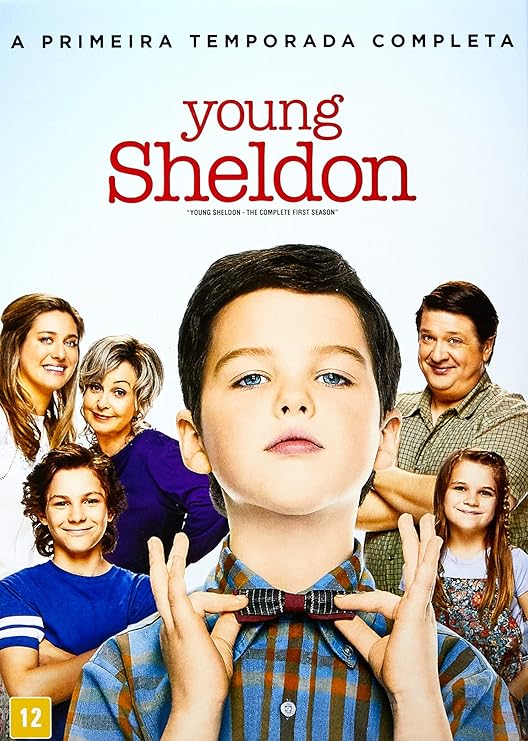 Para todos verem: Texto: "A primeira temporada completa. Young Sheldon. The complete first season”. Ilustração: Banner em que há um menino segurando uma gravata borboleta com as mãos. Ao fundo há cinco pessoas. 