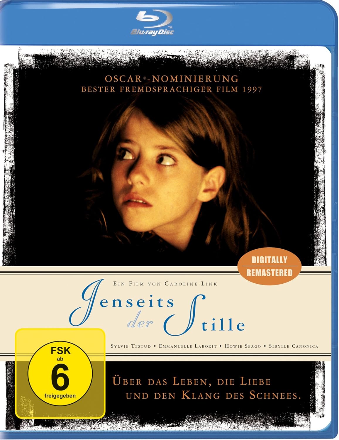 Para todos verem: Texto: "Blu-ray Disc. Oscar - Nominierung. Bester Fremdsprachiger Film 1997. Digitally remastered. Ein film von Caroline Link. Jenseits der Stille. Sylvie Testud. Emmanuelle Laborit. Howie Seago. Sibylle Canonica. Über das Leben, die Liebe und den Klang des Schnees". Ilustração: Banner em tons de preto em que há uma menina olhando para trás.