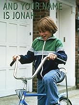 Para todos verem: Texto: "And your name is Jonah". Ilustração: Banner em que há um menino andando em uma bicicleta azul.