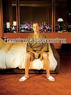 Para todos verem: Banner do filme em que há um homem de roupão verde e chinelos brancos sentado em uma cama. Ao fundo há uma janela em que aparecem prédios. Lê-se: "Encontros E Desencontros".