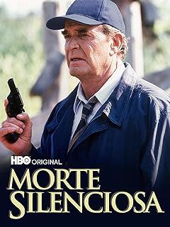 Para todos verem: Texto: "HBO Original. Morte Silenciosa". Ilustração: Banner em que há um homem usando uma jaqueta e um boné, ambos azuis. O homem está segurando uma arma de fogo na mão.