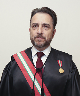 Foto do desembargador vestindo toga