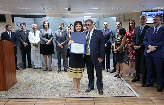 Ministro Aloysio da Veiga entrega prêmio do CNJ à desembargadora Mari Eleda