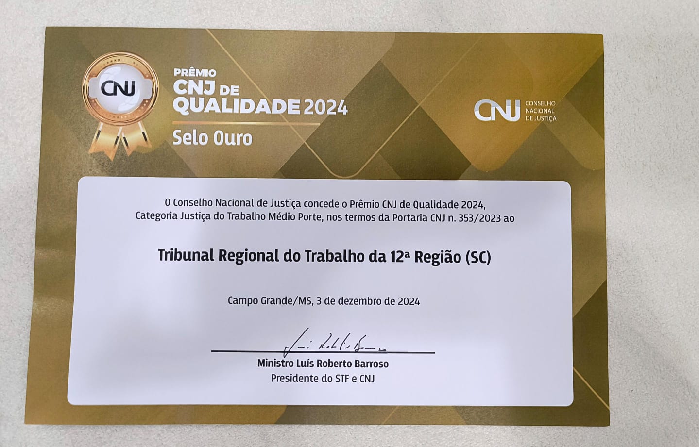 Certificado do Prêmio CNJ de Qualidade 2024, Selo Ouro, concedido ao TRT da 12ª Região (SC) por excelência na categoria Justiça do Trabalho Médio Porte.