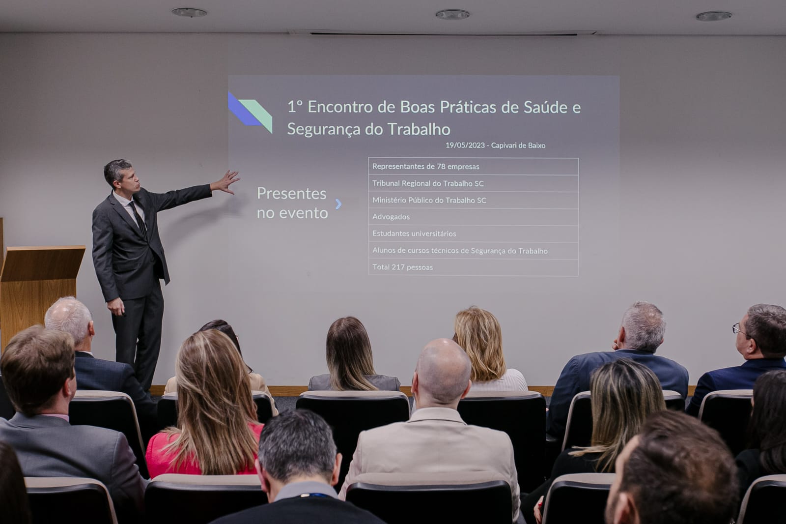 Foto de um homem fazendo uma palestra