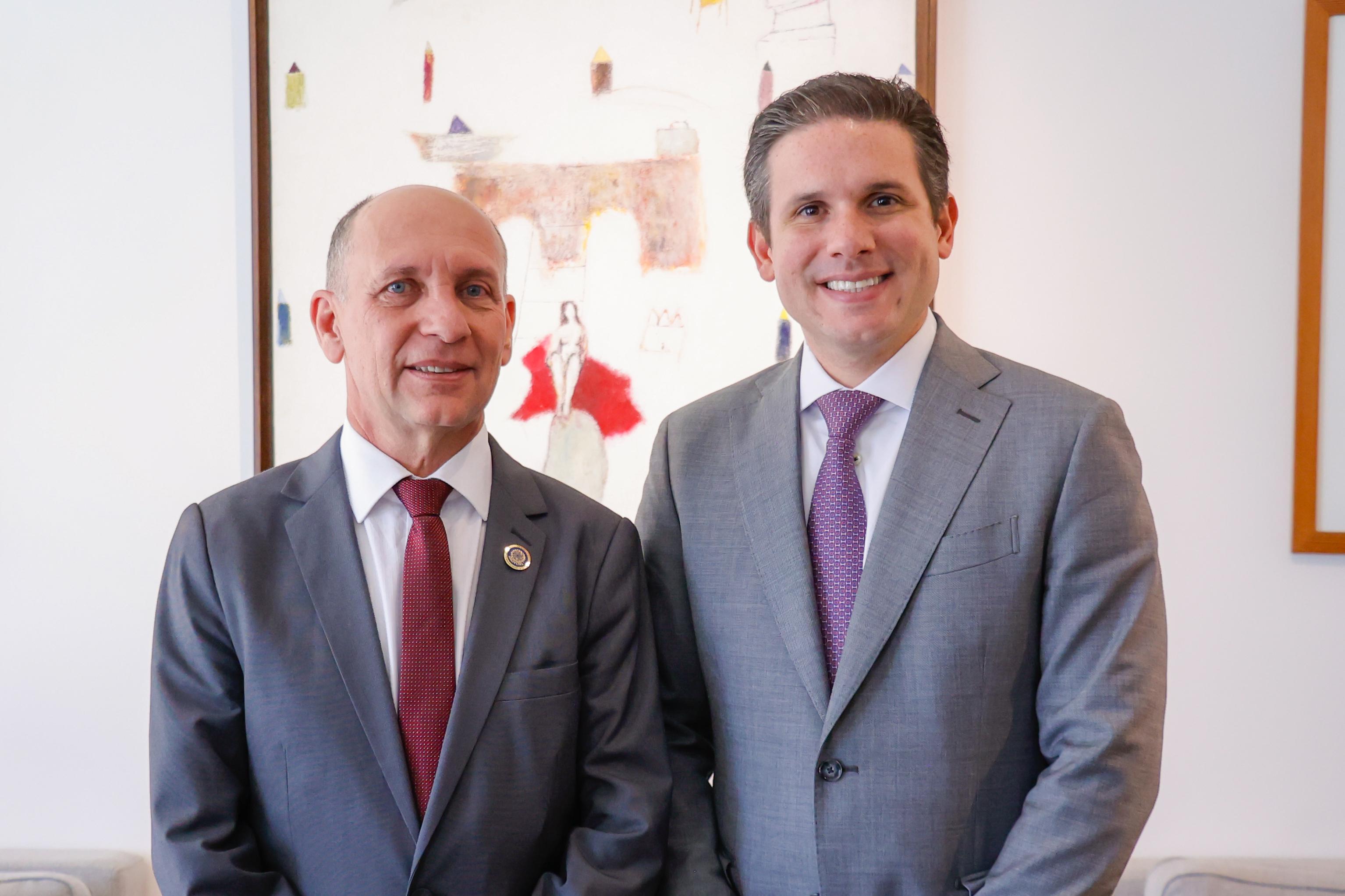 Dois homens de terno em pé