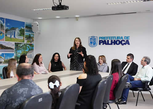 Na foto, desembargadora Teresa Cotosky conversando com representantes da prefeituras de Palhoça