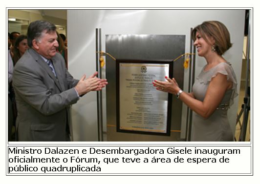 Ministro Dalazen e Desembargadora Gisele Alexandrino no descerramento da placa de inauguração do Foro trabalhista de Florianópolis