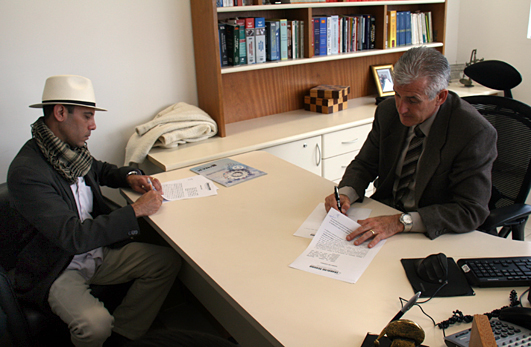 Desembargador Guglielmetto em assinatura de parceria com representante da Fundacentro