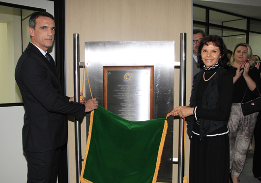 Desembargadora Mari Eleda e juiz Scalco descerram placa inauguração do Cejusc