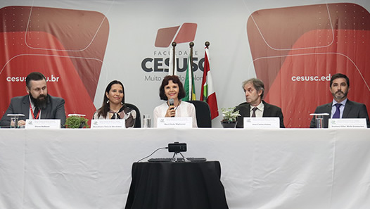 À mesa, desembargadora Mari Eleda, com os juízes Maria Beatriz Gubert e José Carlos Külzer, além de Flávio Balbinot (CESUSC) e do advogado Carlos Guimarães 