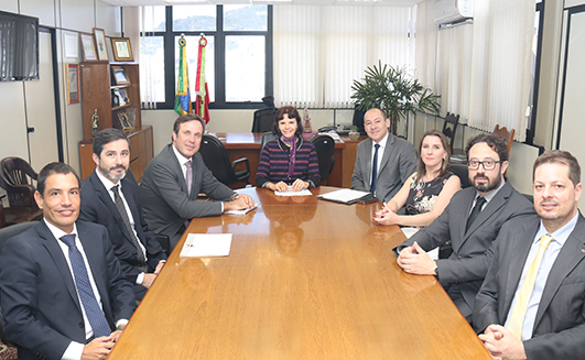 Desembargadora Mari Eleda ao centro da mesa composta pelo jui auxiliar Luciano Marcel, pelo presidente da OAB-SC Horn, e por demais advogados