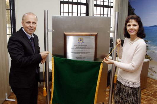 Desembargadora Mari Eleda e juiz Ricardo Diniz descerram placa inauguração do Cejusc de Itajaí