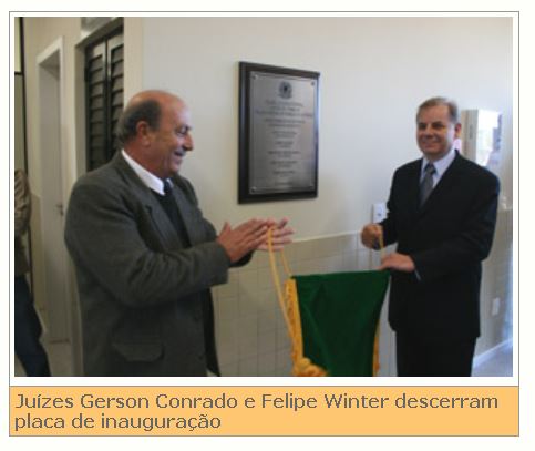 Desembargador Gerson Conrado e juiz Felipe Winter descerram placa de inauguração da VT de Curitibanos