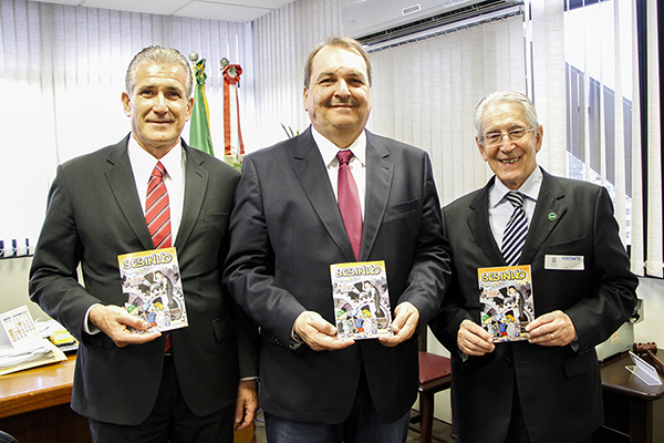 Desembargadores Gracio Petrone e Guglielmetto com presidente da FIESC Glauco Côrte na entrega de cartilhas