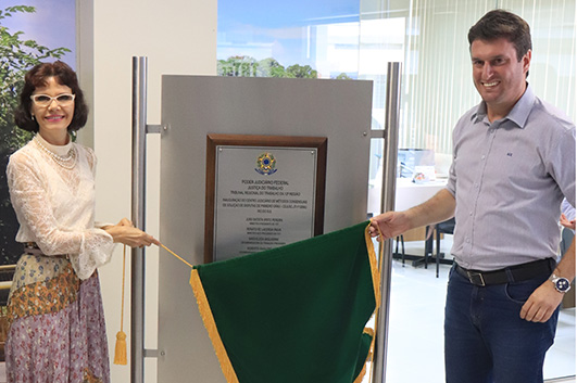 Dra. Mari Eleda e prefeito de Rio do Sul descerram placa de inauguração do CEJUSC de Rio do Sul