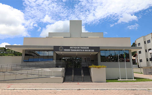 foto da fachada do prédio do Fórum Trabalhista de Rio do Sul