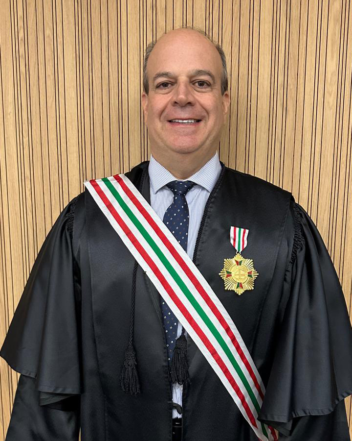 Homem sorrindo vestindo toga